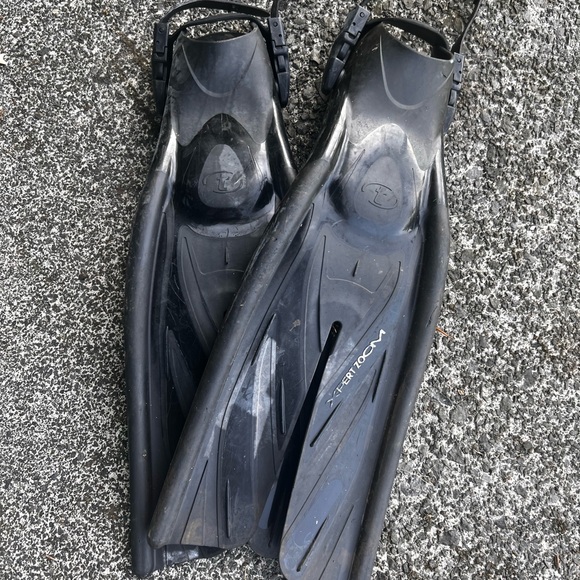 Black Dive Fins with Tapered Design